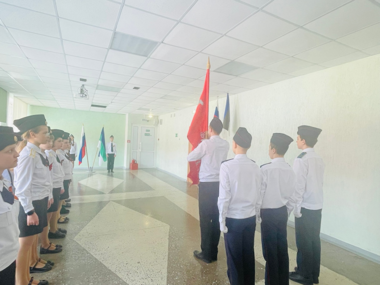 Учащимся нашей школы было передано «Знамя победы».